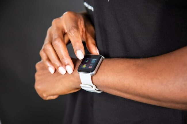 Ausdauer verbessern: Frau bedient ihre Smartwatch