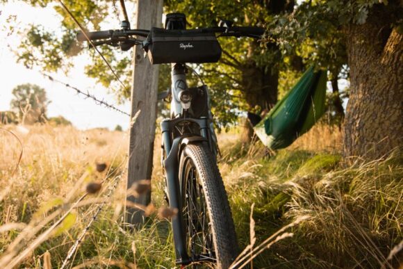 Fahrradtour planen: Kalkhoff E-Bike lehnt am Zaun