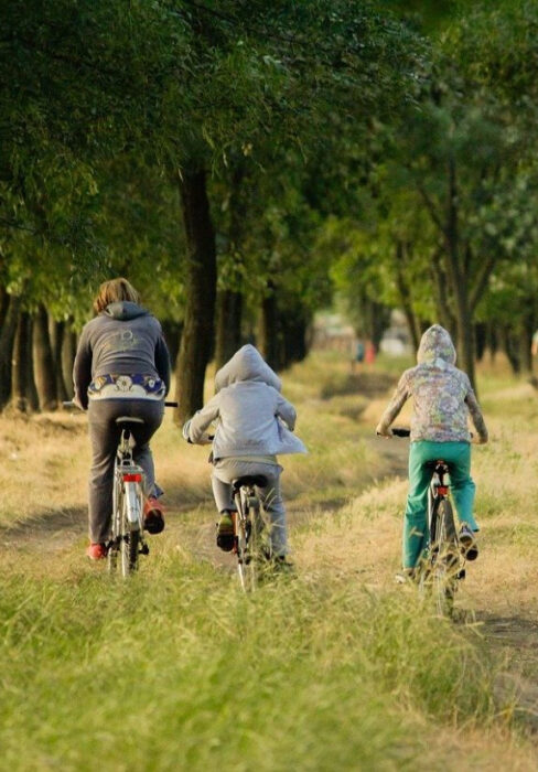 Fahrradtour mit Kindern: Familie fährt in den Wald