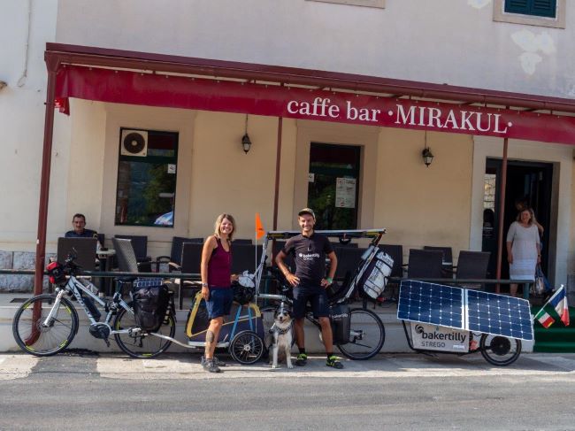 Iris und ein Radfahrer vor einem Café in Kroatien