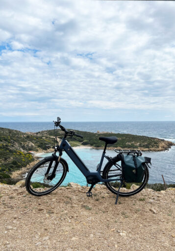 Claudia und Anneke fuhren mit ihren Kalkhoff E-Bikes durch Sardinien.(4460)